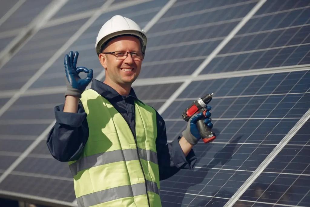 Solar Handwerker zeigt "okay" Handzeichen