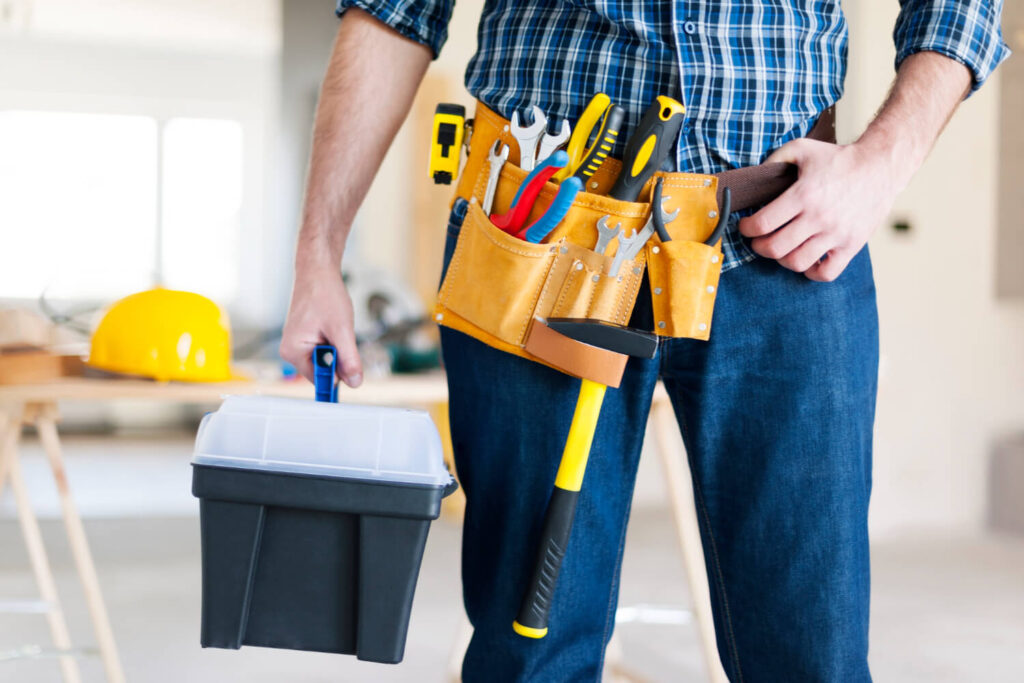 Handwerker der Werkzeuge hält